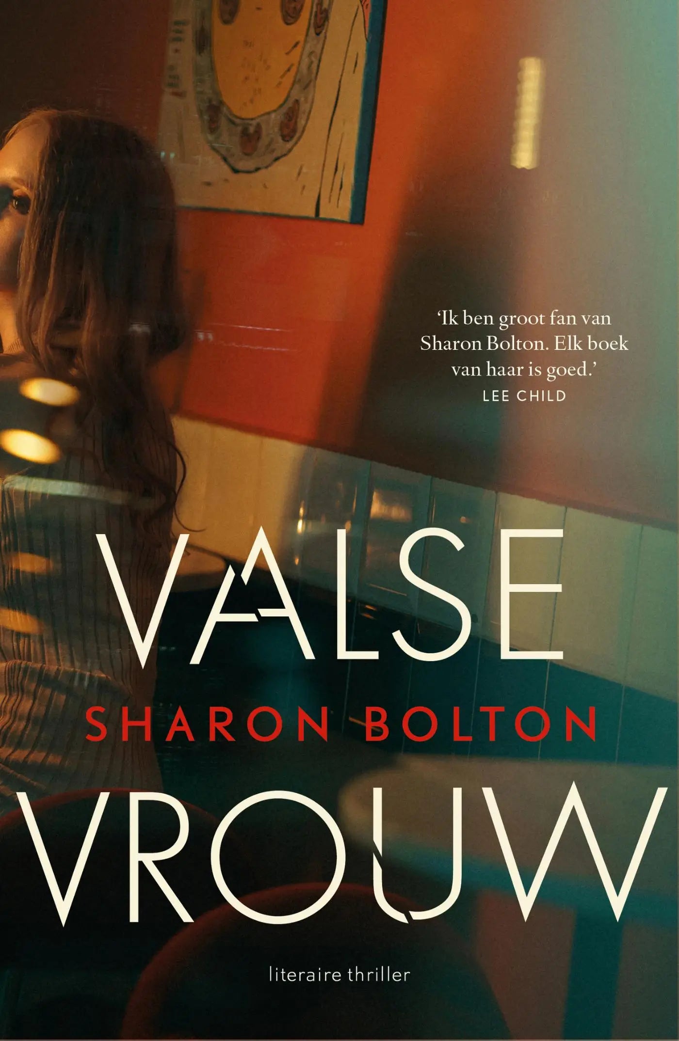 De boek cover van valse vrouw door sharon bolton met opvallende witte en rode typografie en vrouw in profiel