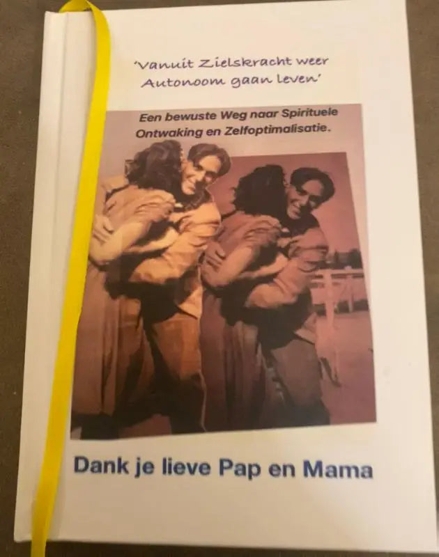 Witte boek met gele lintmarkering en sepiafoto van drie omhelzende personen, gericht op autonoom gaan leven