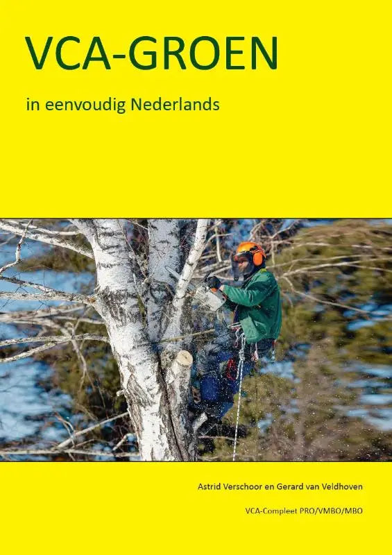 De cover van vca-groen in eenvoudig nederlands toont een geel vlak met groen tekst en een arborist die berken takken snoeit