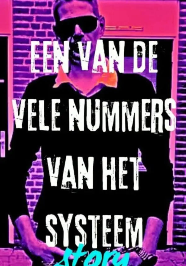 Een man met zwarte zonnebril en donker shirt met oranje kraag staat voor bakstenen muur bij product over vele nummers en ellende klimt positief gaat