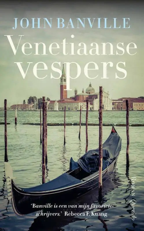 De cover van de vertaalde literaire roman venetiaanse vespers van john banville toont een donkerblauwe gondel met zwart dak nabij houten palen