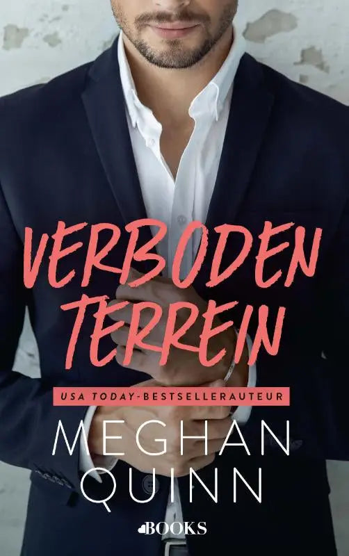 De boekcover van verboden terrein toont coralroze tekst over een man in donkerblauw pak van meghan quinn bromance club