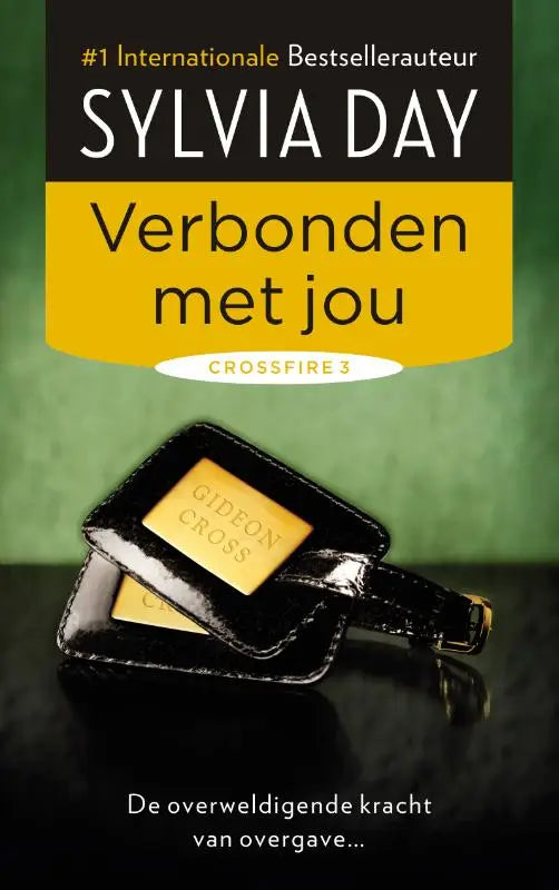 Zwart leren bagagelabel met goudkleurige plaat gegraveerd met gideon cross verbonden met jou
