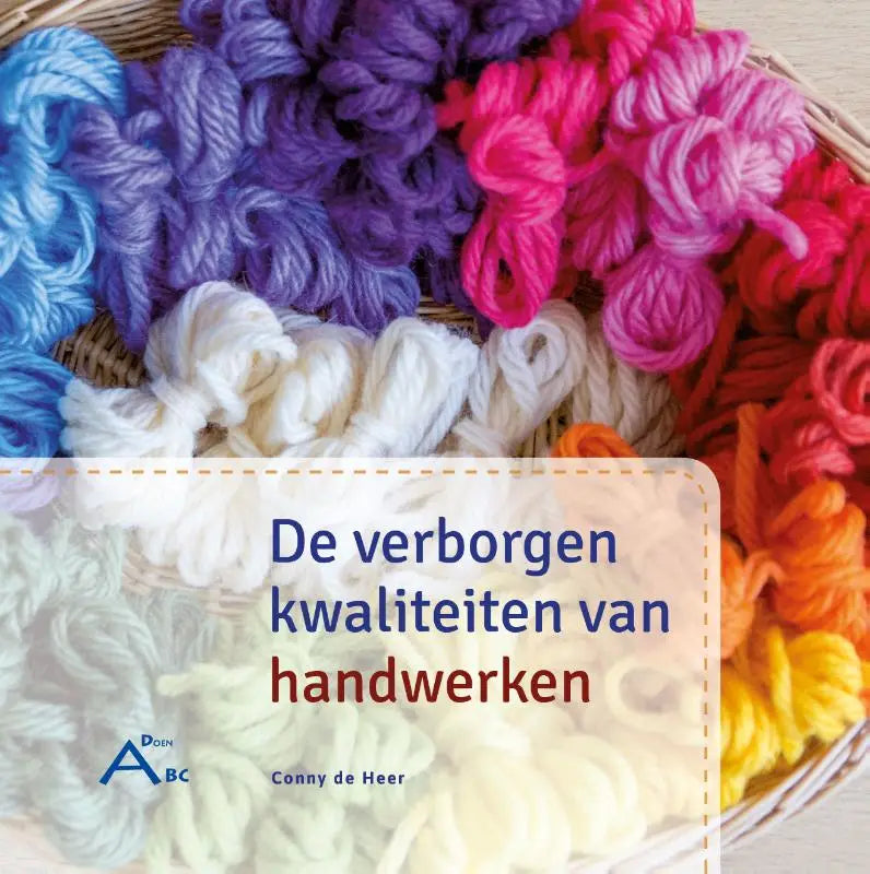 Een mand gevuld met kleurrijke, strak opgerolde bollen garen toont de verborgen kwaliteiten van handwerken