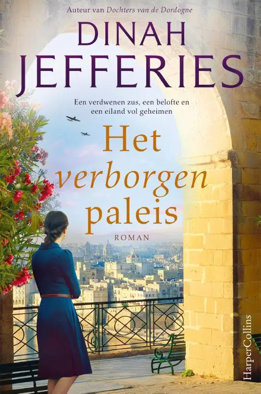 Een vrouw in een marineblauwe jurk met rode riem staat op een stenen balkon met uitzicht op een verborgen paleis en verdwenen zus