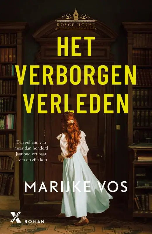 Het boek verborgen verleden van marijke vos toont een vrouw in een blauwe jurk voor een houten deur bij royce house