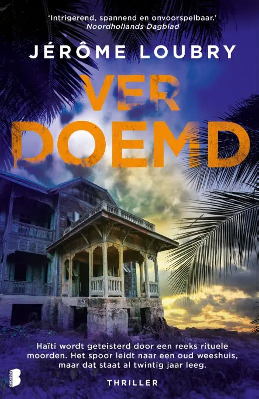 Boekcover van verdoemd met een verweerd houten huis en palmbladeren bij een paarse lucht over reeks rituele moorden