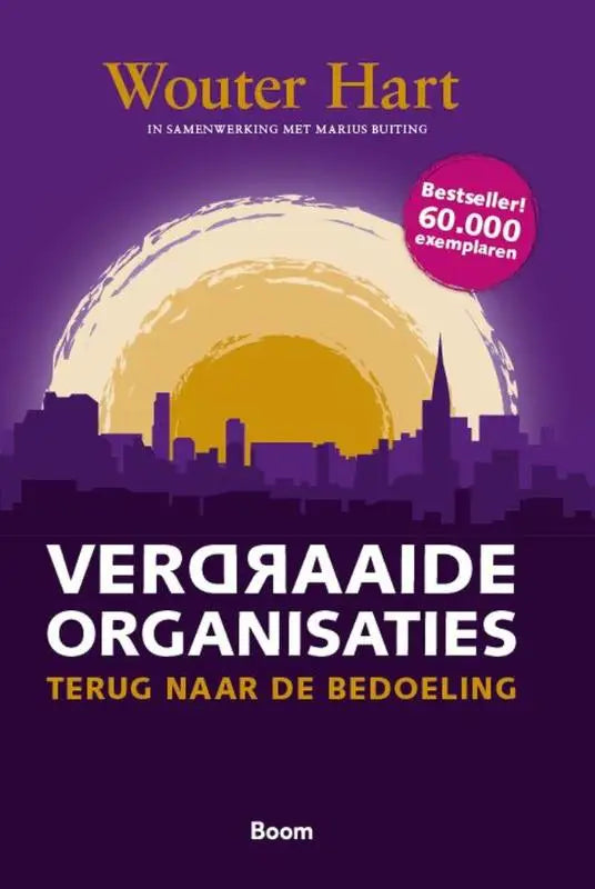 Paars boekomslag verdraaide organisaties van wouter hart met gestileerde stad en gele zon uitgegeven door koninklijke boom uitgevers