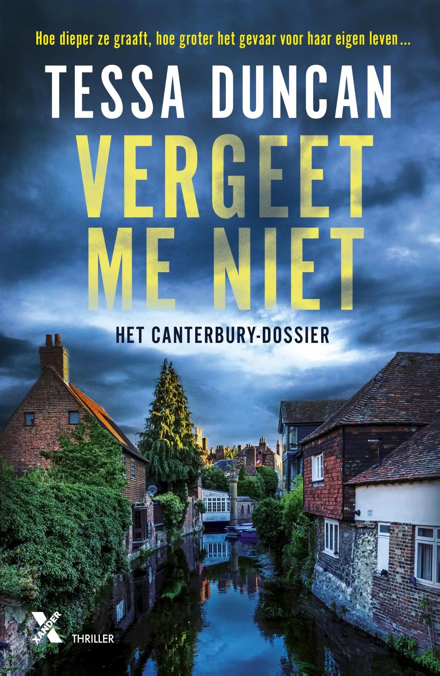 Het boek vergeef me niet toont een donkere scène met bakstenen gebouwen langs een smalle gracht onder stormachtige lucht