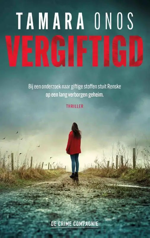 Vrouw staat op een onverhard pad met een rode jas aan uit de collectie vergiftigd van renske nijland