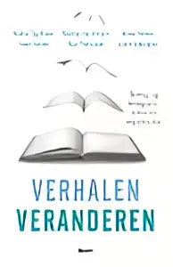 De zwarte en witte grafische voorkant van verhalen veranderen met dikke letters verhalen door joeri kabalt en saskia tjepkema