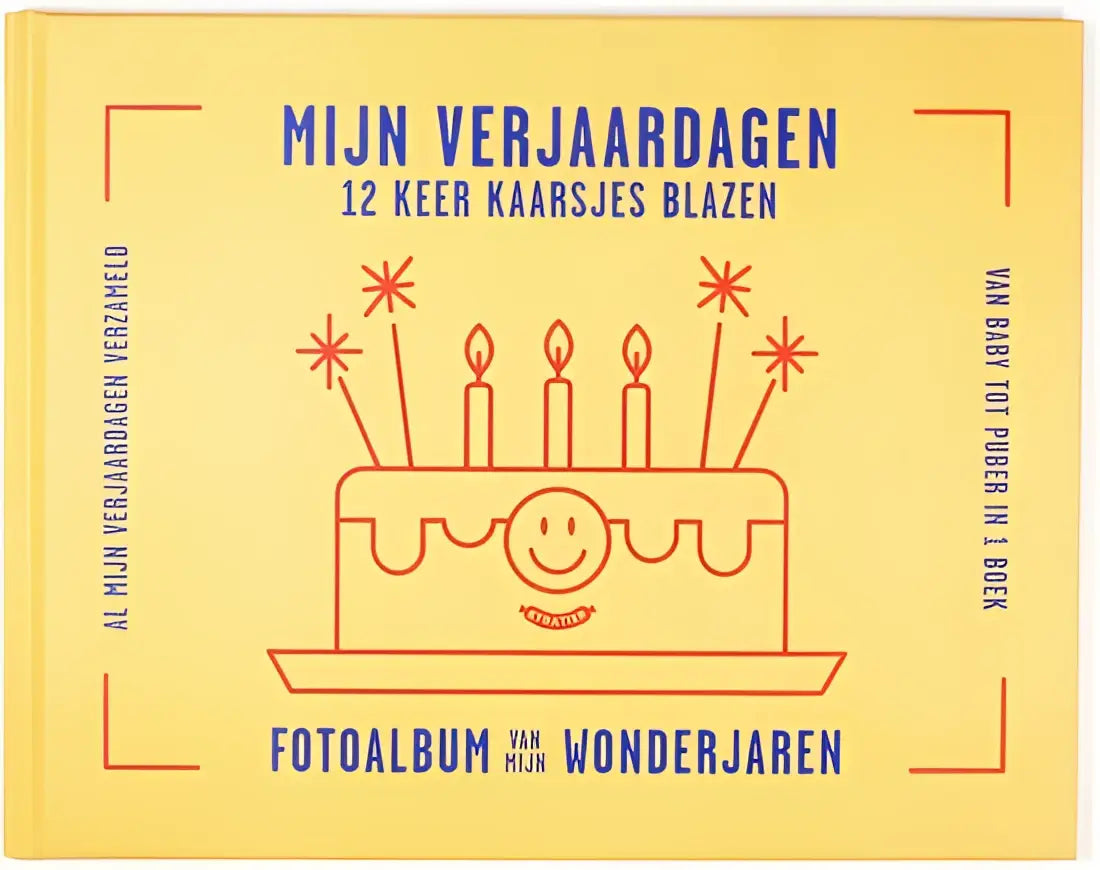 Gele fotoalbum mijn verjaardagen met blauwe tekst en oranje taartlijntekening voor 12 keer kaarsjes blazen
