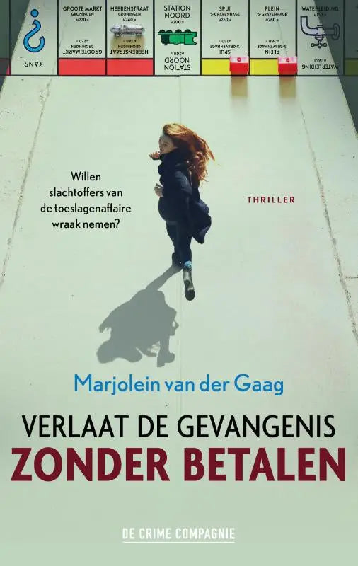 Boekcover van verlaat de gevangenis zonder betalen door marjolein van der gaag met vrouw in donker kleding lopend over tegelvloer