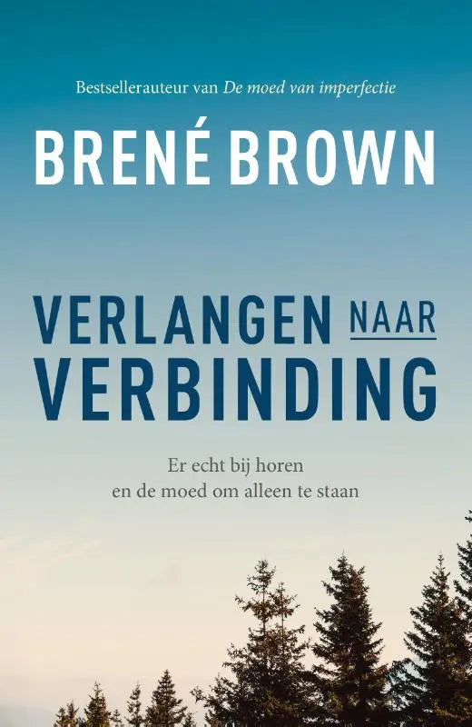 De boekcover van verlangen naar verbinding door brené brown toont een serene blauwe lucht en silhouetten van bomen met thema’s moed en verlangen
