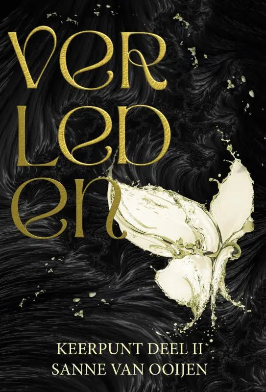 De boekcover van Verleden toont de titel in gouden letters op een zwarte achtergrond met een witte bloem in donkere vloeistof
