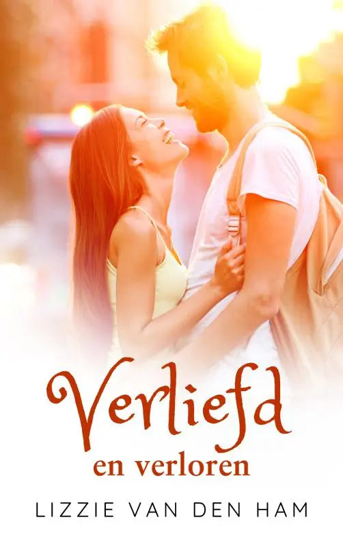 De boekcover van verliefd en verloren door lizzie van den ham toont een romantische illustratie van een omhelzend paar onder warm zonlicht