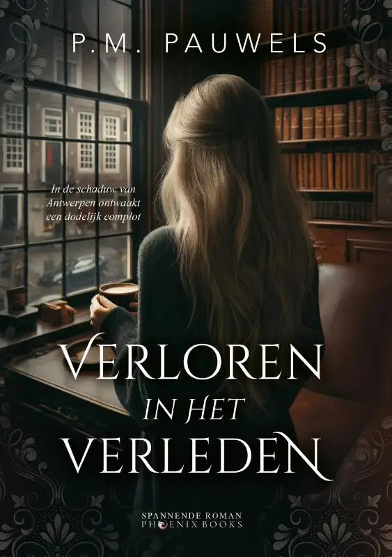De boekomslag van verloren in het verleden toont een donker, sierlijk ontwerp met witte serif letters en houten planken
