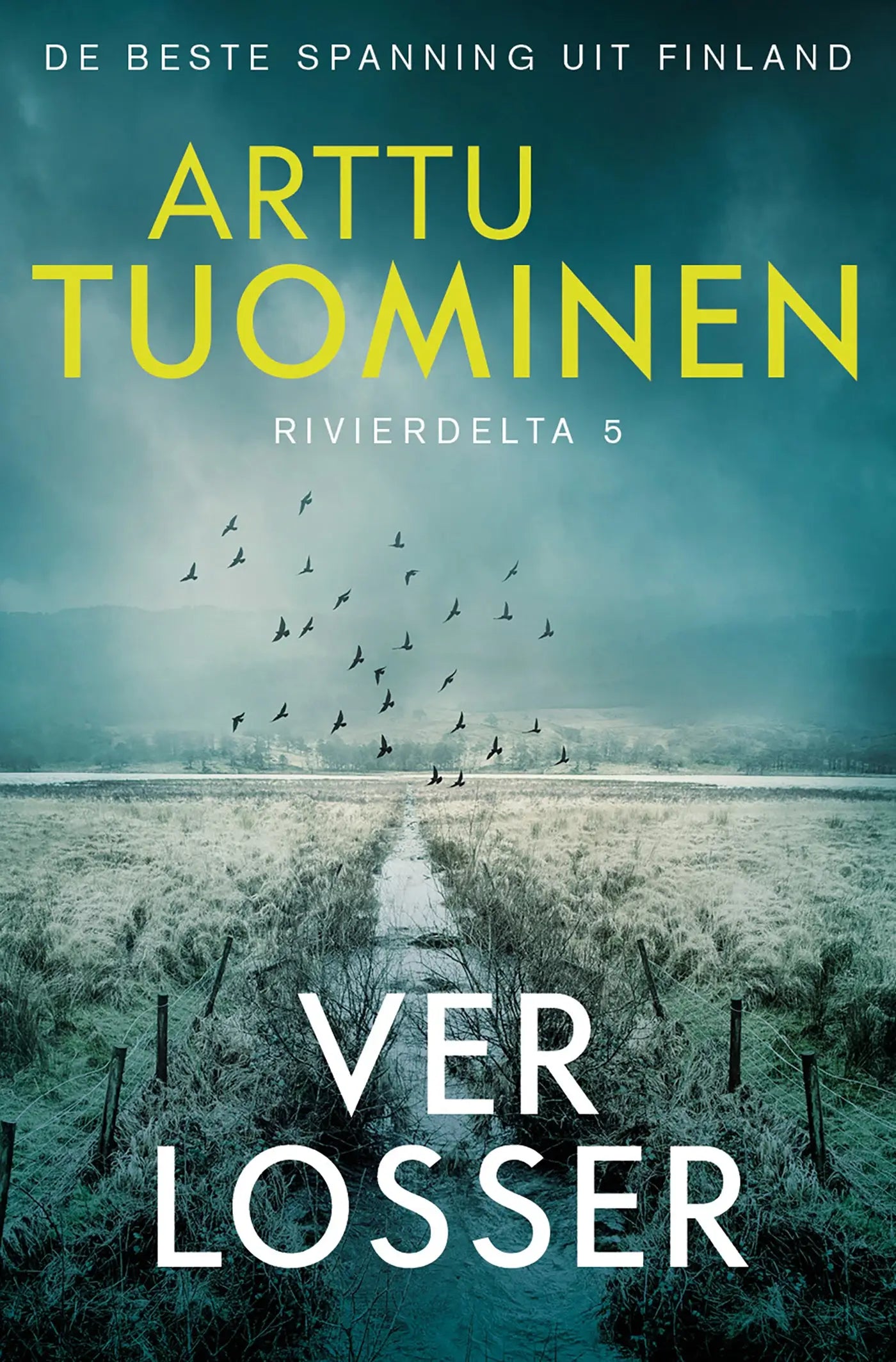 De boekcover van Verlosser toont een sfeervol landschap met rijp bedekte velden en vogels in vlucht onder een mistige lucht