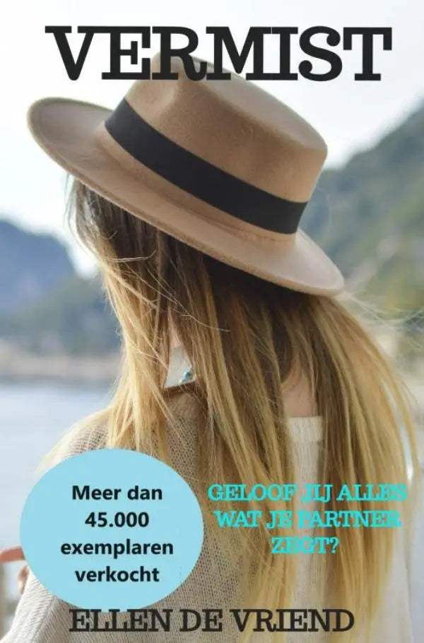 Een tan fedora hoed met zwarte band gedragen door een persoon in vermist geloof jij alles wat je partner zegt?