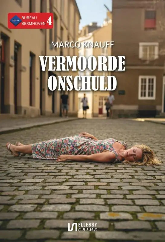 Een vrouw met blond haar ligt op een keienstraat in een bloemenjurk in vermoorde onschuld bureau bermhoven
