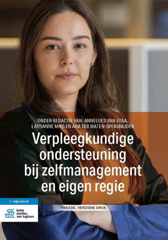 De boekcover van verpleegkundige ondersteuning bij zelfmanagement en eigen regie toont vrouw in donkerblauwe satijnen top met oranje achtergrond bsl media