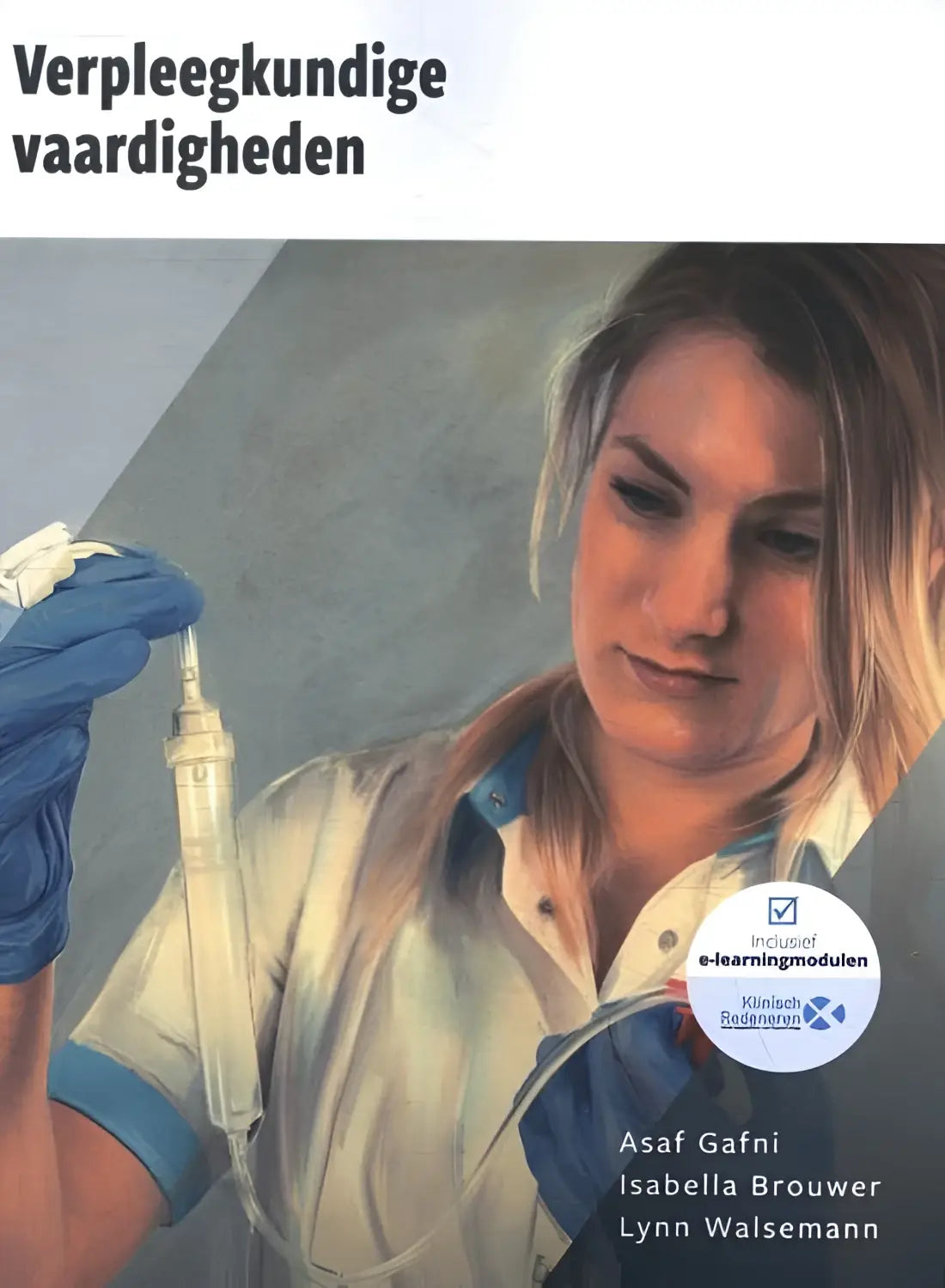 De cover van het leerboek verpleegkundige vaardigheden toont een realistische illustratie van een verpleegkundige met blauwe handschoenen die een iv-infusieset vasthoudt