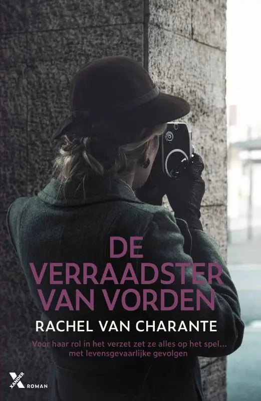 Zwarte fedorahoed gedragen door persoon met oude stijl camera in de verraadster van vorden productfoto