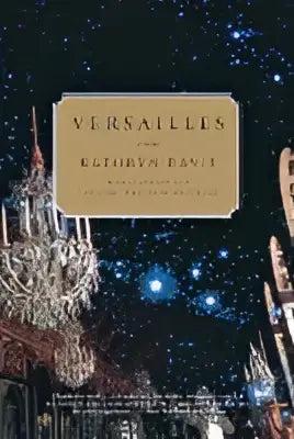 Boekcover van versailles door Kathleen Davis met een donkere sterrennacht en een sierlijke kroonluchter