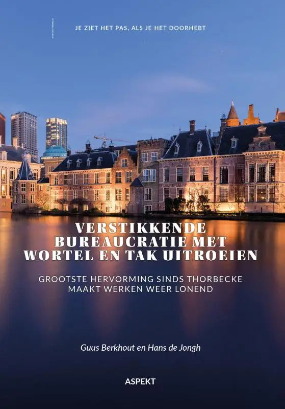 De boekcover toont een verlichte nachtelijke stadsgezicht met historische gebouwen en reflecties bij grootste hervorming verstikkende bureaucratie tak uitroeien