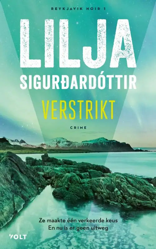 De boekcover van Verstrikt toont witte en gele tekst op een teal landschap met rotsachtige kusten en noorderlicht