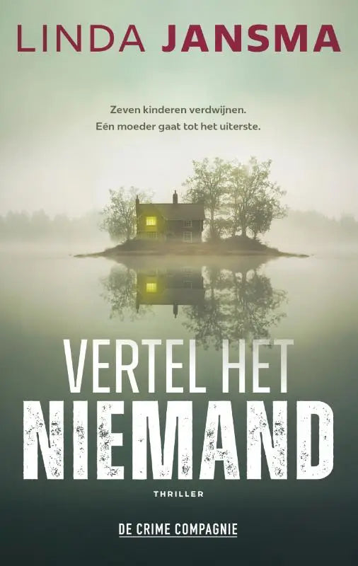 Een mistig eiland met een eenzame woning in vertel het niemand met een verlicht raam in kalm water