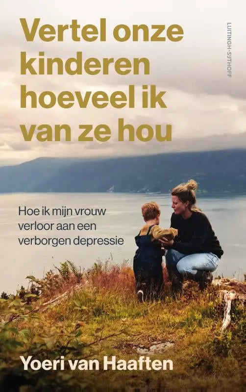 Boekcover van vertel onze kinderen hoeveel ik van ze hou toont vrouw en kind op gras bij water waargebeurde verhalen luitingh sijthoff