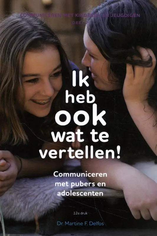 De boekcover van ik heb ook wat te vertellen toont een warme foto van twee lachende vrouwen over sociale onderwerpen door martine delfos