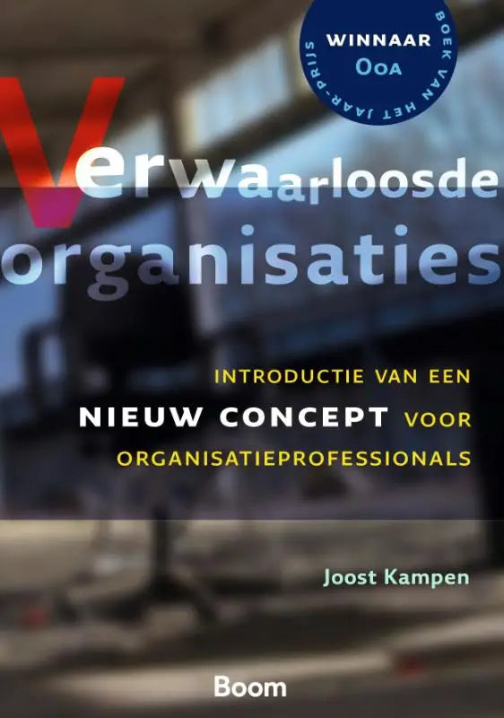 De boekcover van verwaarloosde organisaties toont moderne typografie met een rood-paars verloop v en witte tekst