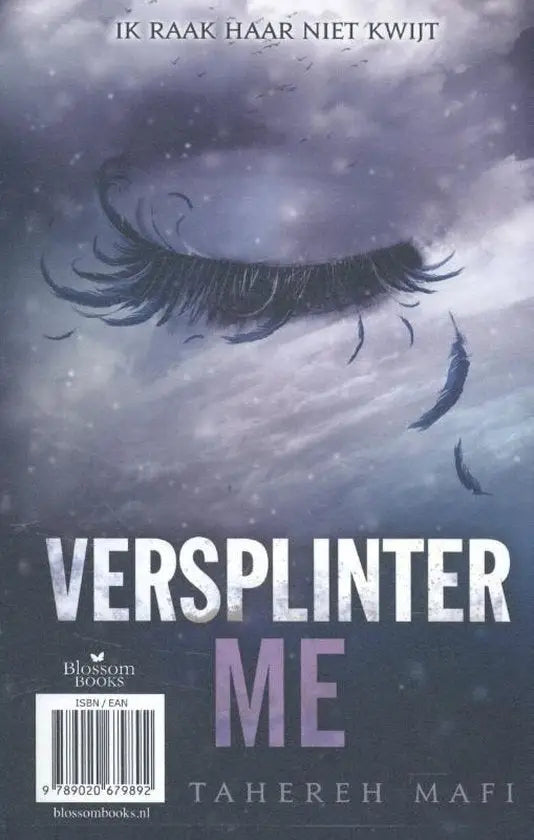 De cover van verwoest me versplinter me van tahereh mafi toont een oog met lange zwarte wimpers en vallende veren