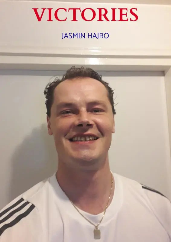 Een man draagt een wit sportshirt met zwarte strepen op de schouders en een zilveren ketting in het product victories