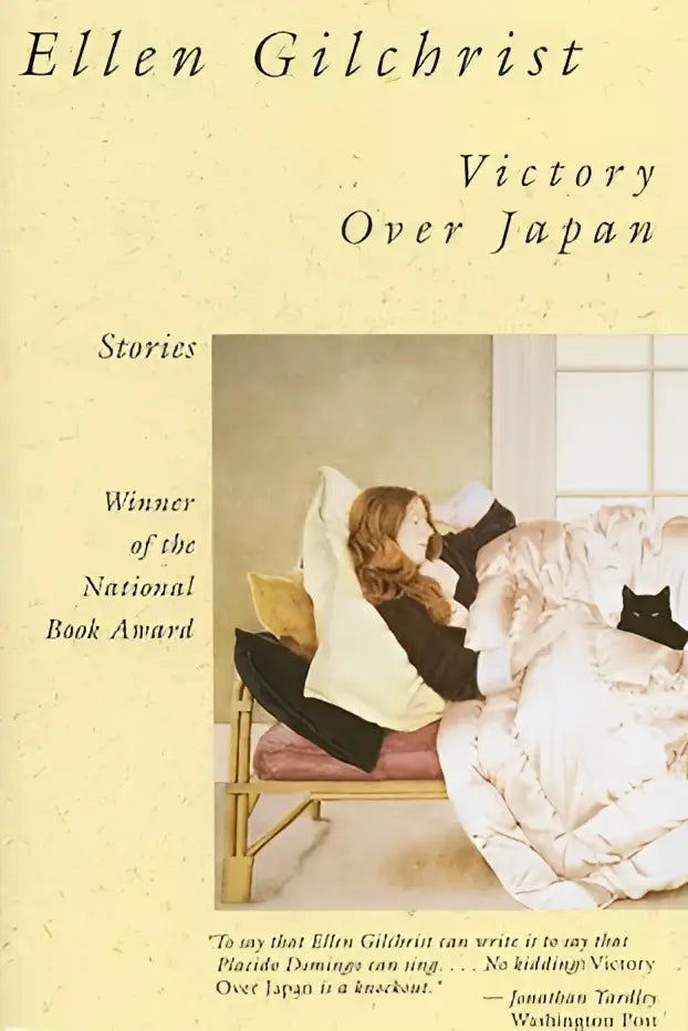 Het boek victory over japan van ellen gilchrist toont een vrouw in zwart op een bed met witte lakens op een beige achtergrond
