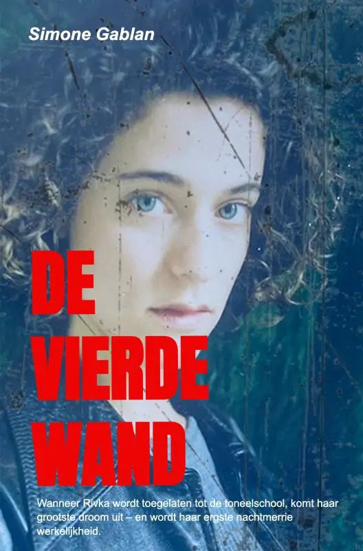 De vierde wand boekcover toont een vrouw met krullend haar en blauwe ogen tegen een verweerde teal en zwarte achtergrond