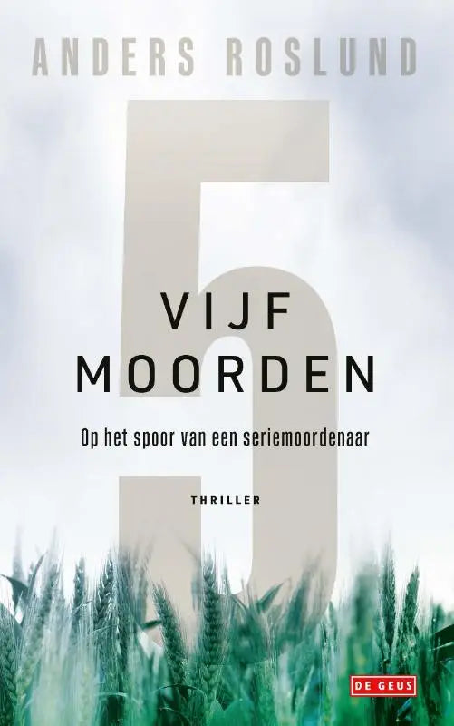 De boekcover van vijf moorden toont een minimalistisch ontwerp met een grote transparante beige vijf en groene tarwevelden