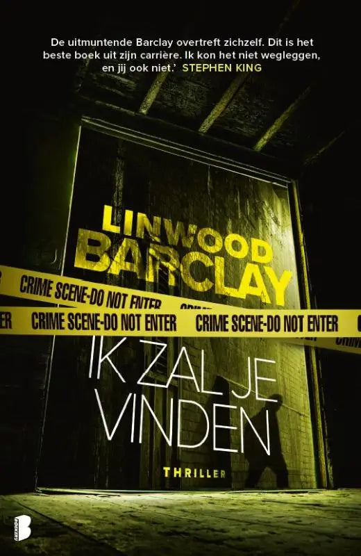 Ik zal je vinden product met geel-wit crime scene tape en zwarte tekst op donker, verweerd houten deur