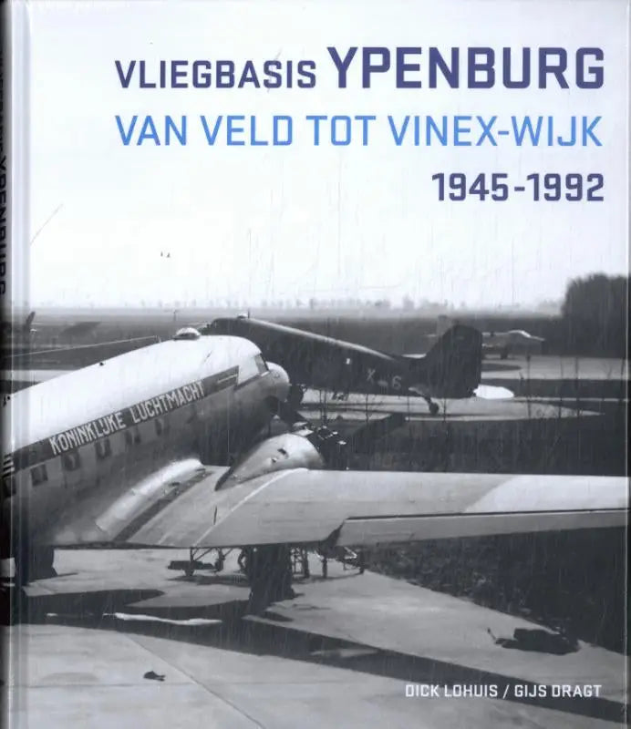 Zwart-witfoto van een vintage koninklijke luchtvaart vliegtuig op vliegbasis ypenburg met ontwerp door dick lohuis en gijs dragt