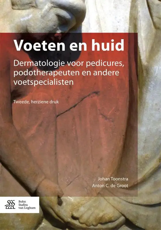 De boekcover van voeten en huid door johan toonstra toont een roodbruine steensculptuur van voeten en handen met witte tekst