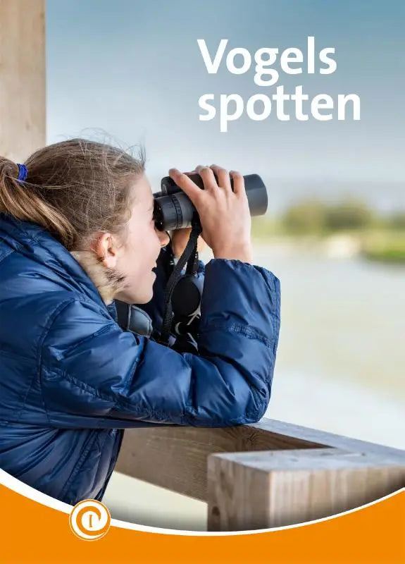 Zwarte verrekijker met matte afwerking in handen van persoon met blauwe puffer jas voor vogels spotten