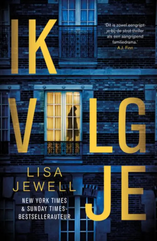 De cover van de nederlandstalige psychologische thriller ik volg je van lisa jewell toont gele letters op een donkerblauw bakstenen gebouw