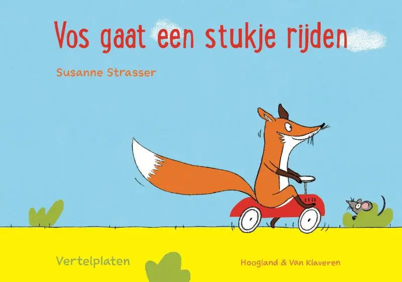 Een cartoon vos met oranje vacht en witte staartpunt rijdt in een rode speelgoedauto in vos gaat een stukje rijden losbladige uitgave