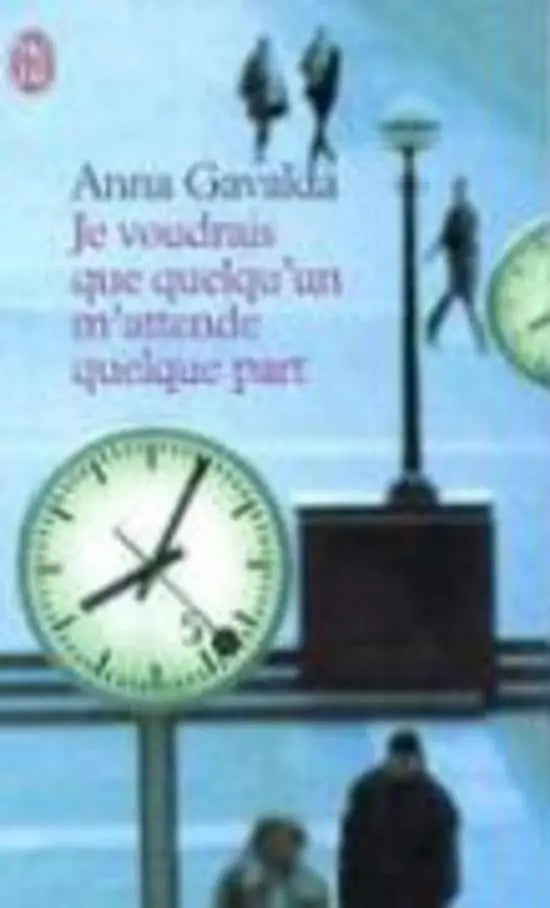 De boekcover van Je voudrais que quelqu’un m’attende quelque part toont een ronde klok met zwarte wijzers en cijfers op een crèmekleurige wijzerplaat