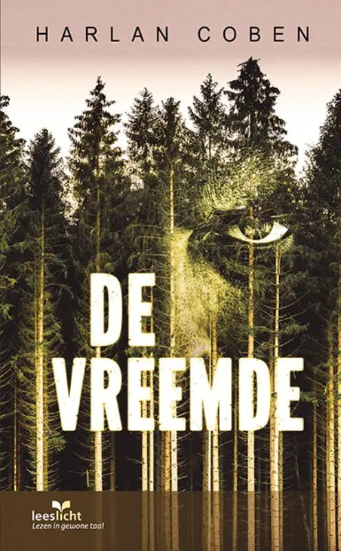 Het boek de vreemde toont een spookachtige groenige oog tussen hoge dennenbomen op een sepia achtergrond