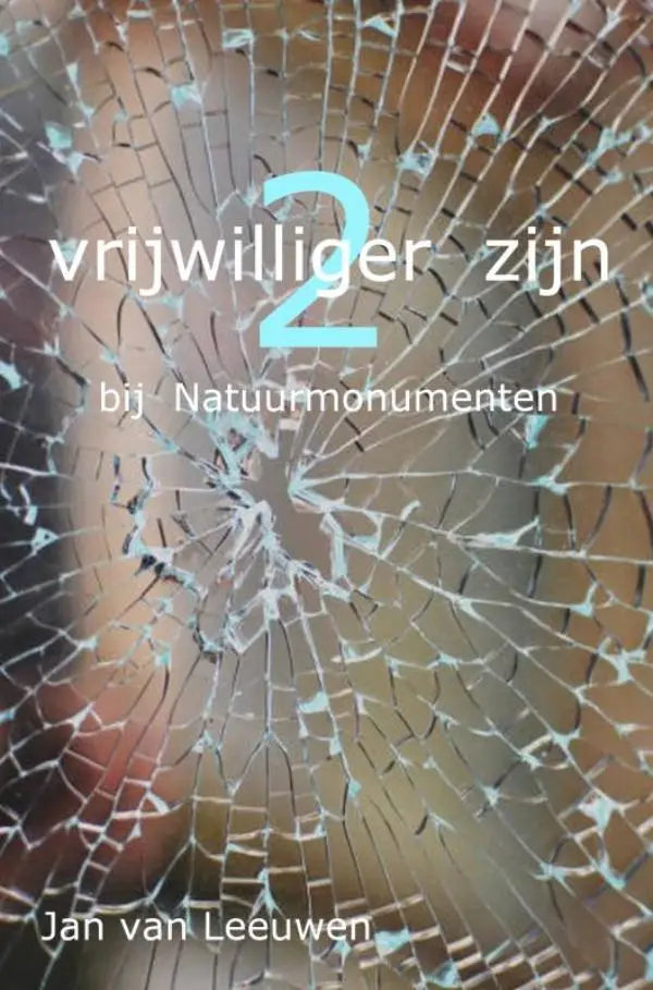 De boekcover van vrijwilliger zijn 2 bij natuurmonumenten door jan van leeuwen met een gebarsten glasstructuur en turquoise tekst