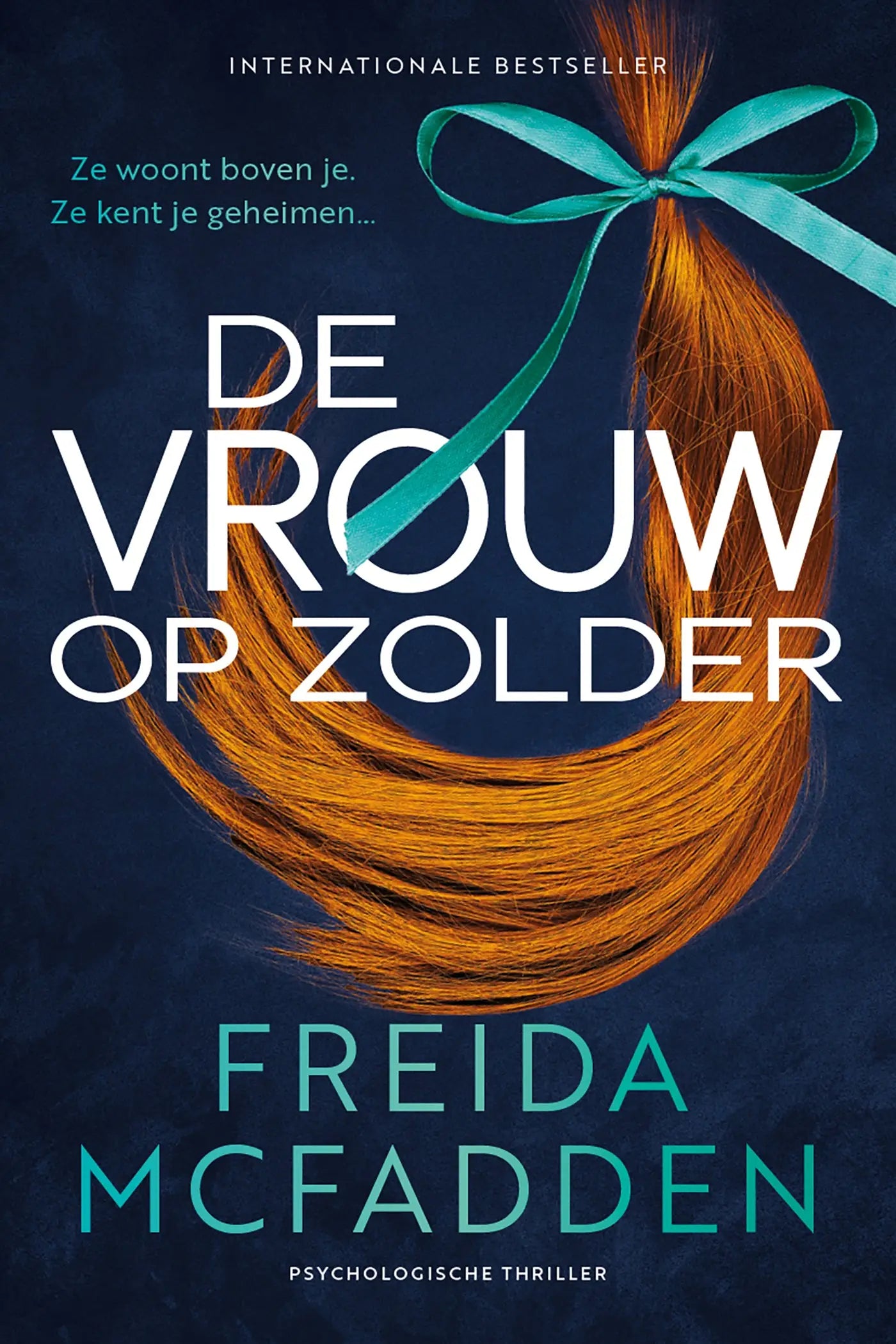 De vrouw op zolder boekcover met goudenbruin haar en teal lint op donkerblauwe achtergrond psychologische thriller