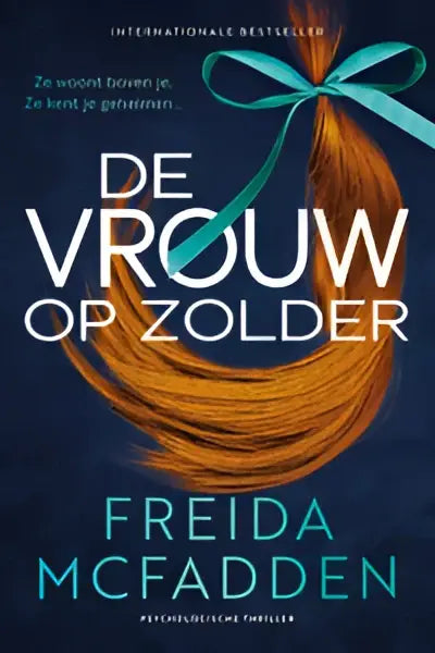 De vrouw op zolder boekcover met oranjebruine haar en groene lint op donkerblauwe achtergrond psychologische thriller freida mcfadden